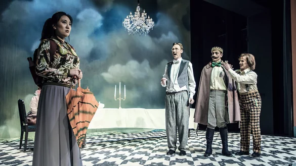 Welches M&auml;dchen wird den Prinzen heiraten? Ds Bild zeigt Rebecca Oh, eine fremde Prinzessin, Andreas J&ouml;ren als Kanzler, Irakli Atanelishvili als K&ouml;nig und Nando Zickgraf als Minister des Hofstaates. - &copy; Marc Lontzek/Landestheater Detmold