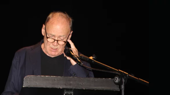 Macht den Roman h&ouml;rbar: Bruno Ganz liest im Landestheater aus &bdquo;Europe Central" von William T. Vollmann, in dem Dimitri Schostakowitsch eine zentrale Rolle spielt. - &copy; Andreas Schwabe