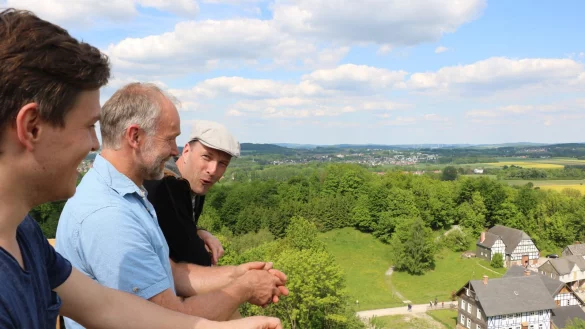 Auf unserem Bild freuen sich (von links) Jonas Stickan, Holger Kelm und Daniel van’t Hull über die Aussicht. - © Guntmar Wolff