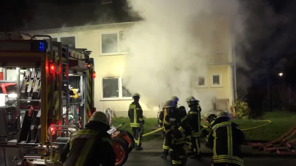 Ein Zimmerbrand in der Memeler Stra&szlig;e in Bad Salzuflen hat die Feuerwehr am fr&uuml;hen Dienstagmorgen besch&auml;ftigt. Ein Kind wurde leicht verletzt. - &copy; Daniel Hobein / Feuerwehr Bad Salzuflen