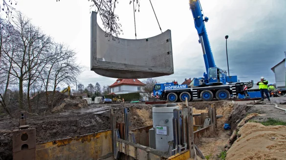 Das Regenklärbecken wird eingesetzt. - © Vera Gerstendorf-Welle
