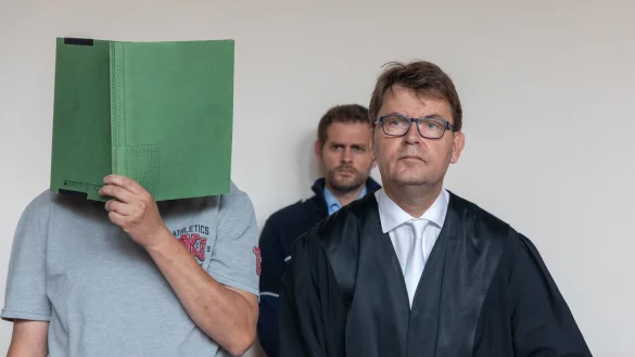 Heiko V. und sein Verteidiger Jann Popkes. - &copy; Jannik Stodiek
