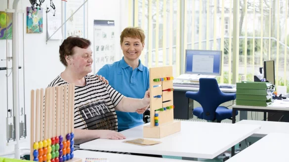 Geistiges Training: Therapeutin Larissa Viefhues übt in der MediClin-Rose-Klinik mit einer Patientin, einfache geistige Aufgaben zu bewältigen. - © Klaus Externest