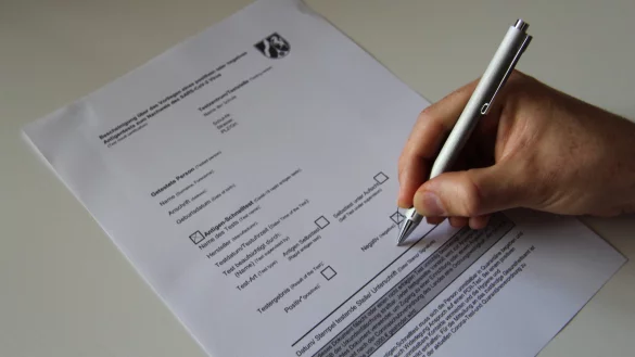 Solche Corona-Testbescheinigungen k&ouml;nnen Sch&uuml;ler von den Bildungseinrichtungen bekommen. Lehrer m&uuml;ssen sie unterschreiben. - &copy; Nadine Uphoff