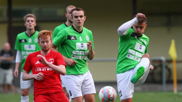 Tolga Karaslan (15.), Nils Engmann auf Vorarbeit von Jan-Justin 
Johannhörster (50.) und Turgay Yilmaz (55.) trafen vorne für 
Oerlinghausen, während hinten David Stroiz (Foto, rechts) und Sven 
Oberschelp gegen Ingo Schmitz nichts anbrennen ließen. - © Jörg Hagemann