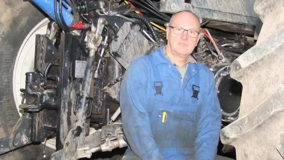 Gern im Blaumann aktiv: Kurt Jungemann repariert Landmaschinen. - &copy; Axel B&uuml;rger