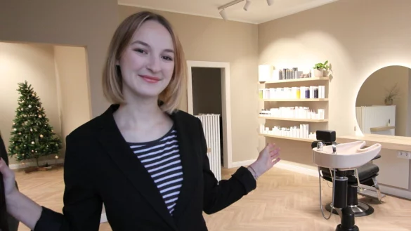 Herzlich willkommen: Marie Strippentow öffnet die Tür zu ihrem Salon an der Bünder Straße. Mehrere Monate lang hat sie alles saniert und auf Vordermann gebracht. - © Björn Kenter