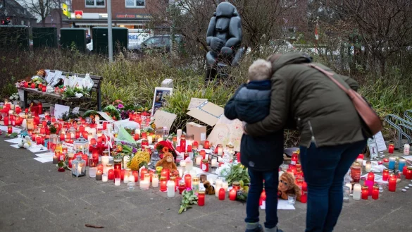 Gedenken vor dem Krefelder Zoo - &copy; Foto: Marcel Kusch/dpa
