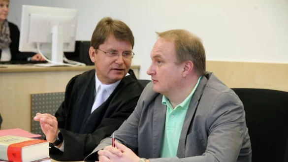 Vor Gericht: Der Angeklagte (r.) mit seinem Verteidiger Jann Henrik Popkes. - © Bernhard Preuss