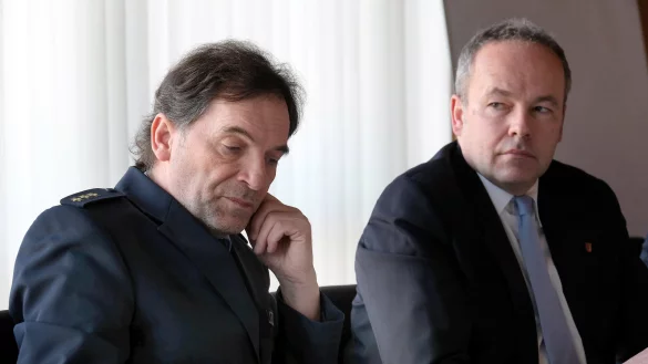 Nachdenklich: Der kurz vor seinem Ruhestand stehende Kriminaldirektor der Kreispolizei Minden, Detlef Stüven (l.), und Landrat Ralf Niermann. Foto: Thorsten Gödecker - © Thorsten Gödecker
