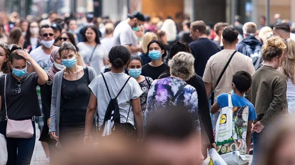 Menschen in einer Einkaufsstra&szlig;e - &copy; Foto: Marius Becker/dpa