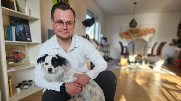 Jason Maximiliam Jochen ist gerade mal 24 Jahre alt - und engagiert sich seit 10 Jahren im Bereich der Hospizarbeit. Hündchen Bella hat der Detmolder aus der Ukraine gerettet. Sie hockte in Trümmern. - © Janet König