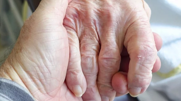 Pflegebedürftige Menschen dürfen jetzt mehr eigenes Kapital behalten, wenn sie Hilfe vom Staat beantragen. - © Symbolbild: Pixabay