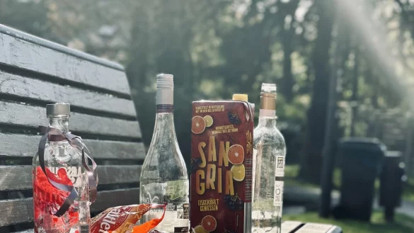 Am Morgen danach sonnt sich der M&uuml;ll auf der Parkbank, w&auml;hrend M&uuml;lleimer und M&uuml;lltonne gleich nebenan leer ausgehen. - &copy; Stefan Becker