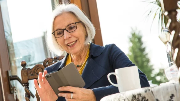 Seniorenhandys im Test - &copy; Foto: Christin Klose/dpa-tmn