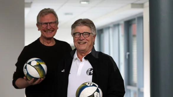 Im Einsatz für ihre Fußballkreise Detmold und Lemgo: die beiden Fußball-Kreisvorsitzenden Gottfried Dennebier (links) und Werner Fritzensmeier. - © Oliver König