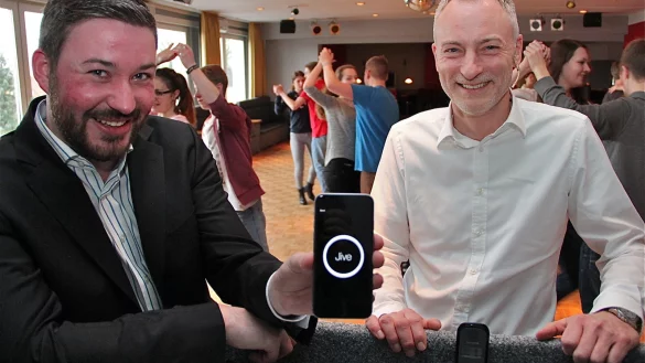 Tanz-App mit Kinderkrankheiten: Student Christian Siek (links) hat eine Anwendungssoftware entwickelt, die beim Praxistest einige Tücken aufweist. Tanzlehrer Heiko Raske nimmt es mit Humor und verlässt sich lieber auf sein Gehör. - © Stork