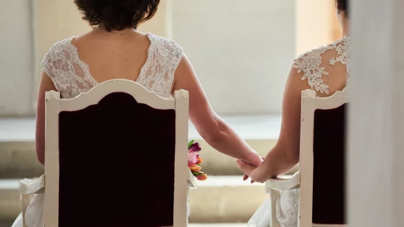 Gleichgeschlechtliche Trauungen sind mittlerweile in der Mehrzahl der Evangelischen Landeskirchen m&ouml;glich. - &copy; Annette Riedl/dpa