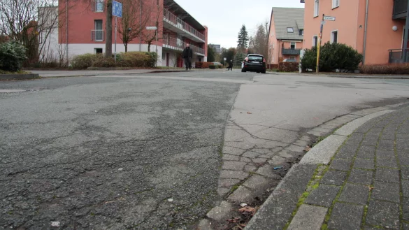 Die Stra&szlig;e &bdquo;Hinter den P&ouml;sten" wird endausgebaut. Nur noch ein Gehweg ist dabei vorgesehen, daf&uuml;r soll es auf der &ouml;stlichen Seite einen breiten Seitenstreifen geben. - &copy; Nadine Uphoff