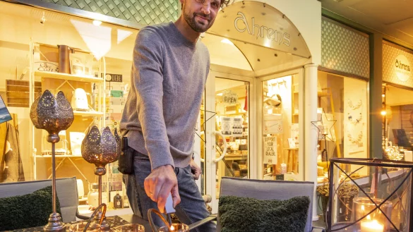 Mit vielen Lichtern erhellte Gesch&auml;ftsf&uuml;hrer Niklas Zimmermann von Ahrens Zuhause sein Gesch&auml;ft im Jahr 2020. - &copy; Laurenz Tegethoff