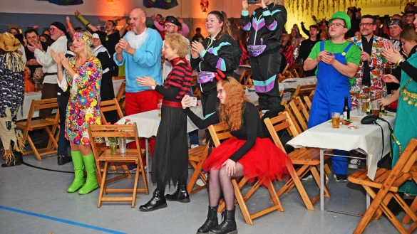 Begeisterung pur: Mit ihrer Tanzvorführung "6 Pils, bitte" treffen die fünf Mädels beim Publikum voll ins Schwarze - © Nicole Ellerbrake