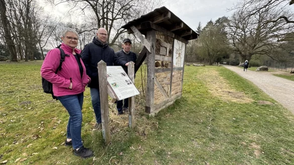 Britta König (von links), Jens Laghusemann und Werner Förster stehen am "Hotel" für Wildbienen, das Teil des Bienenlehrpfads ist. - © Sven Kienscherf