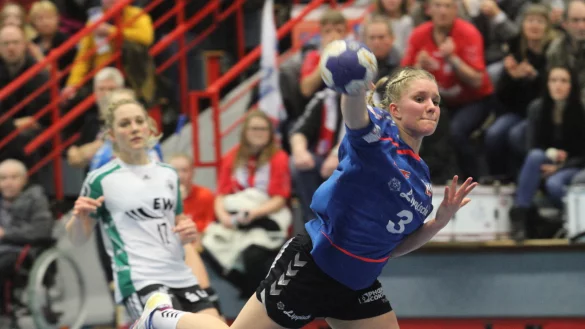 Ins Netz: Blombergs Laura Rüffieux ist in dieser Szene nicht mehr aufzuhalten und kommt ungehindert zum Abschluss. - © Dietmar Welle