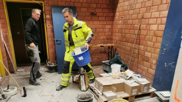 Renovieren die Holstenkamphalle: Die Mitarbeiter des st&auml;dtischen Bauhofes Maik Rothhaus (rechts) und Helge Ostmann. Sie erledigen Abriss-, Maurer-, Trockenbau-, Malerarbeiten und verlegen Fliesen. Ostmann arbeitet seit November, Rothhaus seit Februar auf der  Gro&szlig;baustelle. - &copy; Sylvia Frevert