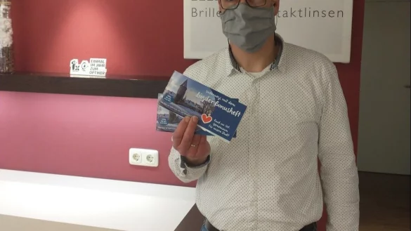 Andreas Koch Optiker Strowick L&uuml;gde mit dem Bonusheft. - &copy; stadt l&uuml;gde