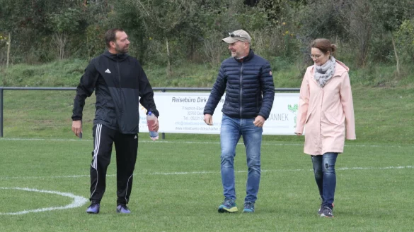 Ein Wiedersehen gab es am Sonntag mit (von links) Roland Szymkowiak, Joachim Rubel und seiner Frau Martina. Foto: Dietmar Welle - &copy; Dietmar Welle