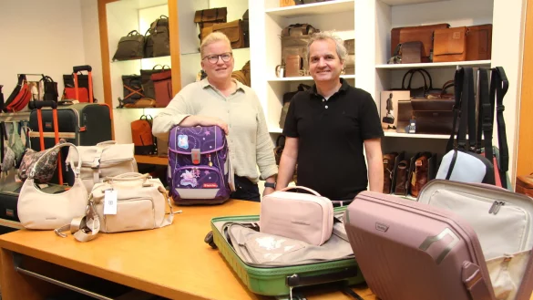 Silke Müller und Hendrik Müller stehen im Geschäft in Lemgo. Hier verkaufen sie unter anderem Handtaschen, Reisegepäck und Schulranzen. - © Nadine Uphoff