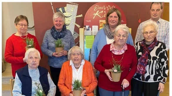 Jubilare: Helga Schröder, Ulrike Oelrichs (1.+2. stehend links) 
(vorn v. li) Helene Bagenz, Lucia Montag, Ursula Kowalski, Annelies Biermann - © AWO Retzen