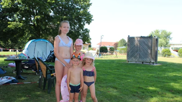 Beim Familientag im &bdquo;Eau-Le" sind (von links) Victoria, Nick, Amy und Alina mit dem Zeltaufbau fertig und bereit, bei sonnigem Wetter ins Becken zu springen.&nbsp; - &copy; Joline Heller