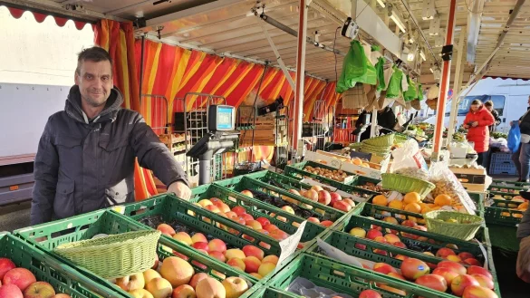 Andreas Plaß ist keineswegs mit dem Ausweichstandort für den Wochenmarkt zufrieden. Der Umsatz sei massiv eingebrochen. - © Astrid Sewing