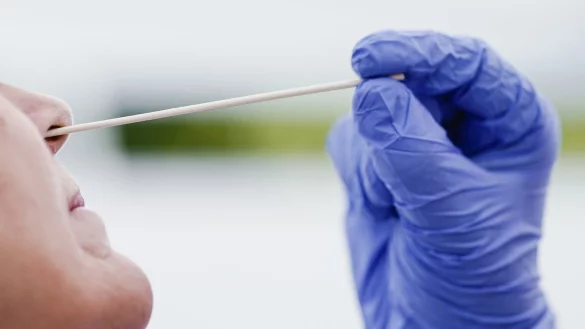 Nasenabstrich beim Corona-Test - &copy; Foto: Uwe Anspach/dpa/dpa-tmn