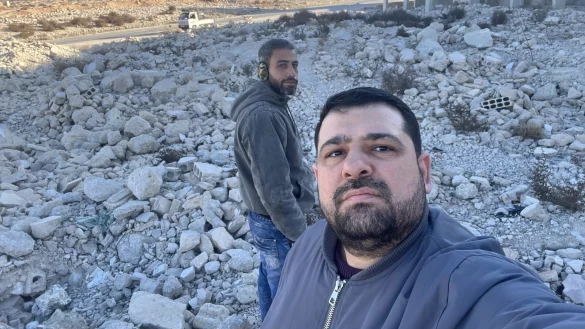 Nur noch Bausteine liegen dort, wo Muhammad Alhamwi (vorne) aus dem Kreis Gütersloh und sein Freund Malek Taleb aufgewachsen sind. - © Privat