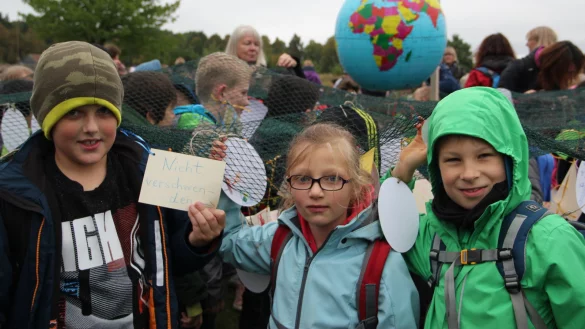 Umweltschutz: Noah, Paulina und Erik (von links) aus der Klasse 4c der Weerth-Schule Detmold zeigen ihre Botschaften. - © Nele Wehmöller