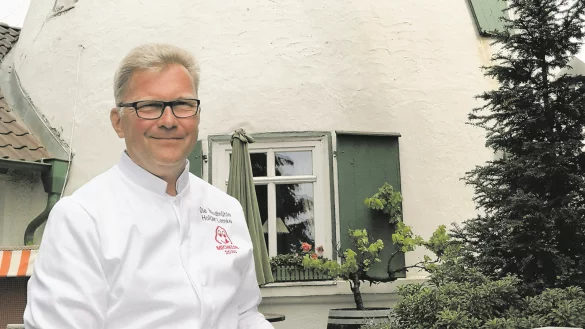 Holger Lemke pr&auml;sentiert die Lachsforelle auf der Sonnenterrasse der Windm&uuml;hle. - &copy; Anke Groenewold