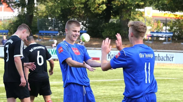 Jubel &uuml;ber einen von acht Treffern: Die Lemgoer Klaus-Ole Kersten (links) und Niklas Haupt klatschen sich ab. Lipperreihes Finn G&ouml;tte (links hinten) und Serhat Albayrak lassen die K&ouml;pfe h&auml;ngen. - &copy; Paul Cohen