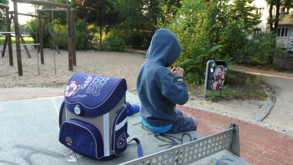 Kind mit Smartphone - &copy; Foto: Jens Kalaene/dpa-Zentralbild/dpa-tmn