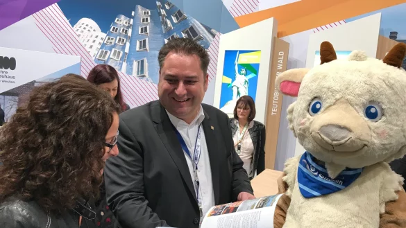 Stefan Krieger im Gespr&auml;ch mit einer Besucherin. Mit dabei ist au&szlig;erdem das Staatsbad Maskottchen Ziege Line. - &copy; Lydia Bulling