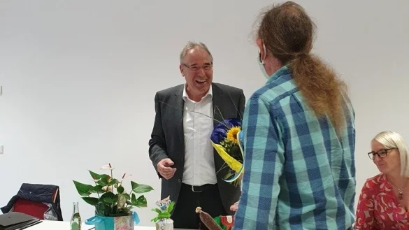 Er ist nicht mehr dabei: Friedrich Ehlert wurde bereits w&auml;hrend der letzten Sitzung des alten Rates verabschiedet. Unter anderem von Volker Althoff gab es Blumen. Heute Abend wird Friso Veldink als D&ouml;rentruper B&uuml;rgermeister vereidigt. - &copy; Nadine Uphoff