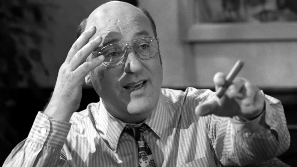 Der Schauspieler Manfred Krug am 5.2.1997 w&auml;hrend der Dreharbeiten zur ARD-Serie "Liebling Kreuzberg" in der Rolle des Anwalts Robert Liebling. - &copy; dpa