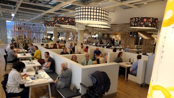 Hell und mit besserer Akustik: Offene Decken, große Stofflampen und Raumteiler zwischen den Tischen wirken dämpfend. - © Wolfgang Rudolf