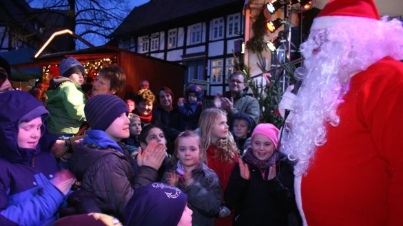 Highlight im vergangenen Jahr: Die Kinder aus Heiden haben den Weihnachtsmann schon sehns&uuml;chtig erwartet.
- &copy; Sandra Castrup