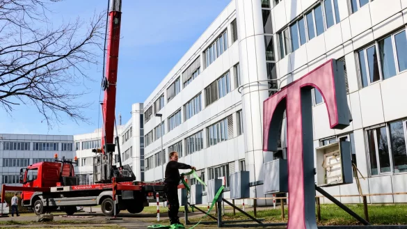 Aus zw&ouml;lf Metern H&ouml;he wird am Donnerstag die alte Leuchtreklame vom ehemaligen Telekomgeb&auml;ude im Braunenbrucher Weg abtransportiert. - &copy; Yvonne Glandien