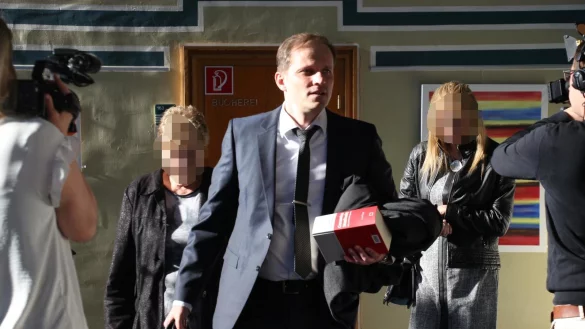 Der Bielefelder Rechtsanwalt Dariusz Balicki (Mitte) vertritt die Mutter (rechts) des 15-j&auml;hrigen M&auml;dchens. Auch dessen Gro&szlig;mutter macht zum Prozessauftakt eine Aussage. - &copy; Janet K&ouml;nig