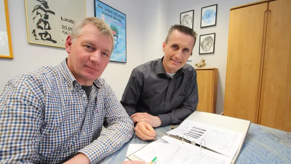 Haben ihre Ank&uuml;ndigung wahr gemacht: Die Unternehmer Frank Meier (links) und Stefan Korbach beraten die Gemeinde Extertal mit dem Ziel, Abl&auml;ufe zu verbessern und Geld zu sparen. - &copy; Jens Rademacher
