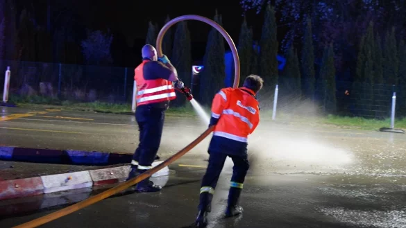 M&uuml;hsam mussten die Einsatzkr&auml;fte den festgepappten Schlamm von der Fahrbahn entfernen. - &copy; FREITAG-TV