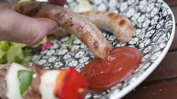 W&uuml;rstchen mit Ketchup - &copy; Foto: Frank Rumpenhorst/dpa-tmn